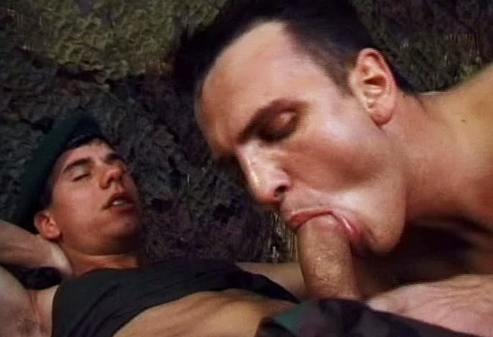 *Video:2 sexy soldiers enjoys to suck  big cocks  and fuck in here
