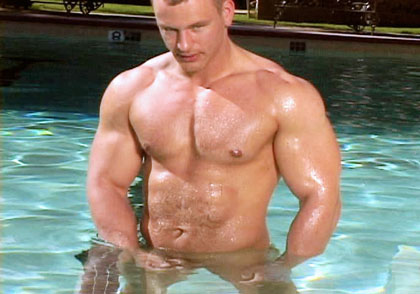 *Video:this gorgeous body builder wanking his meat off in the pool