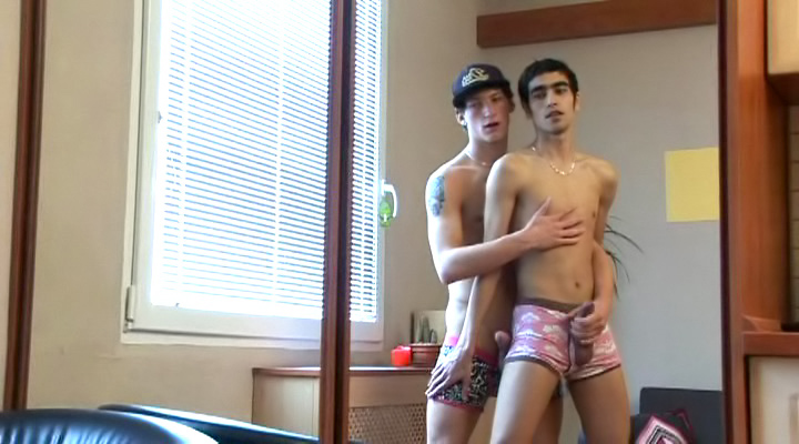 *Video:hot twinks masturbate their nice uncut dicks on the couch!